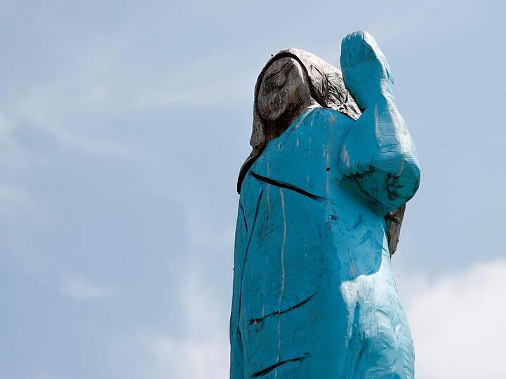 Wenig Ähnlichkeit: Die Holzskulptur soll US-First Lady Melania Trump darstellen.