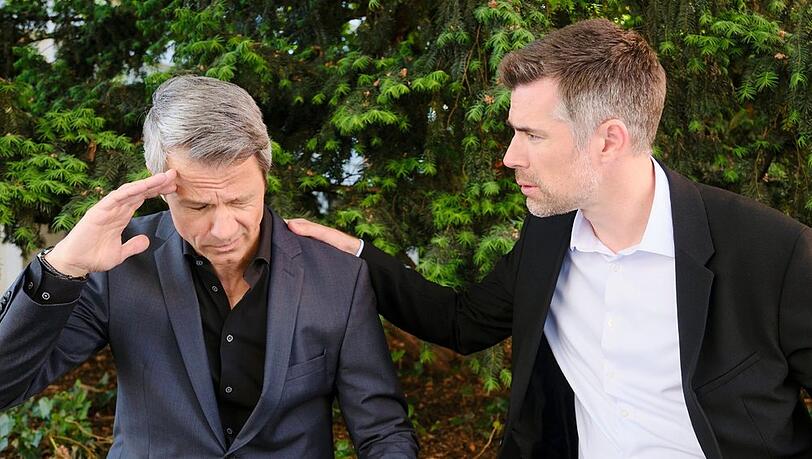 "Unter uns": Benedikt (l.) spielt Dominic einen Kollaps vor.