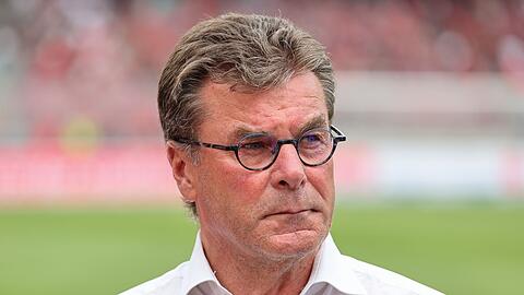 Der Nürnberger Trainer Dieter Hecking steht vor Spielbeginn auf dem Platz.