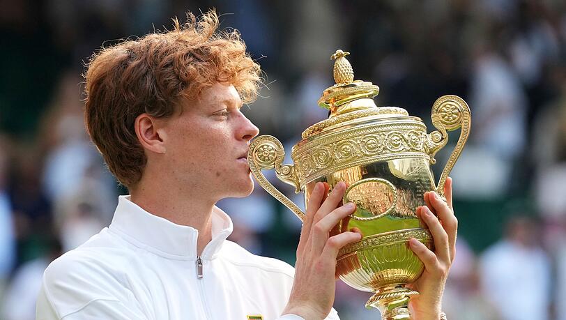 Jannik Sinner feiert seinen ersten Wimbledon-Triumph.