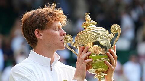 Jannik Sinner feiert seinen ersten Wimbledon-Triumph.
