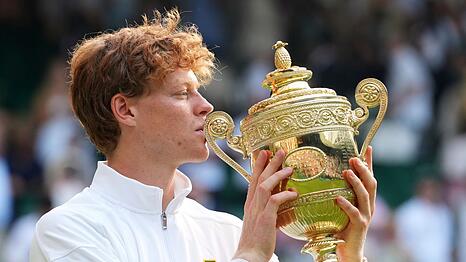 Jannik Sinner feiert seinen ersten Wimbledon-Triumph.