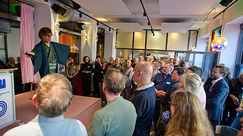 Unter anderem mit einer Gesangseinlage von Ray-Allen Taylor wurde das neue Veranstaltungszentrum der Münchner Aidshilfe feierlich eingeweiht. Unter anderem mit einer Gesangseinlage von Ray-Allen Taylor wurde das neue Veranstaltungszentrum der Münchner Aidshilfe feierlich eingeweiht.