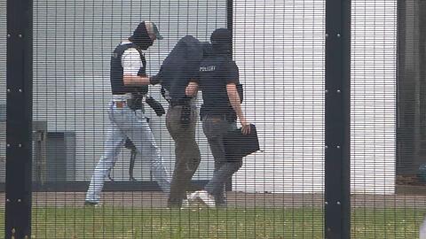 Ein Mann, bei dem es sich vermutlich um einen mutma&szlig;lichen chinesischen Spion handelt, wird zur Haftvorf&uuml;hrung an den Bundesgerichtshof (BGH) gebracht.