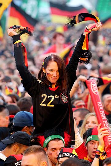 Für ihre Mannschaft geben Fußball-Fans alles - sehen Sie hier die besten Bilder von den Fan-Meilen und aus den Stadien bei der EURO 2012 in Polen und der Ukraine.
