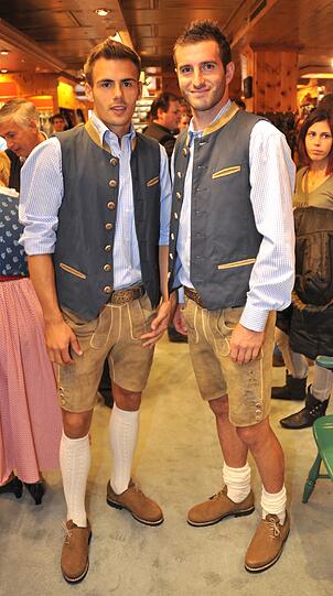 Die Neu-Löwen werden fit für die Wiesn gemacht und bekommen Lederhosen bei Lodenfrey verpasst. Die AZ war bei den Anprobe dabei. Die Bilder