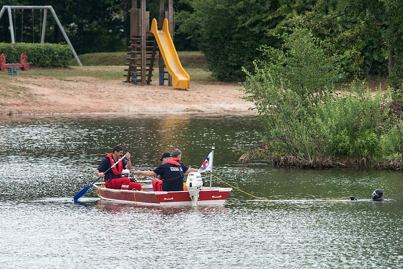 Rettungskräfte suchen am 29.07.2013 in einem Badesee in Pressath (Bayern) nach einem 29 Jahre alten Mann und einen vierjähriger Bub.