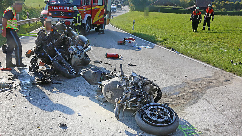 Der Fahrer der BMW-Maschine wollte mehrere Autos überholen. Das Überholmanöver schlug fehl.