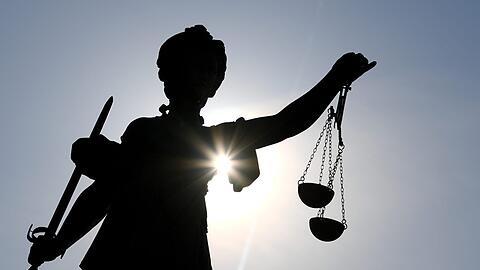 Der Verteidiger glaubt, dass sein Mandant lediglich als eine Art "Gewährsmann" zwischen Verkäufer und Empfänger bei den Deals fungierte.