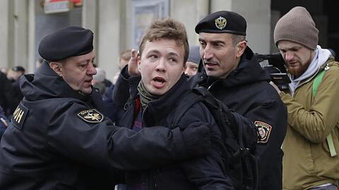 Der Journalist Roman Protassewitsch, hier bei einer Verhaftung durch belarussische Polizisten im Jahr 2017.