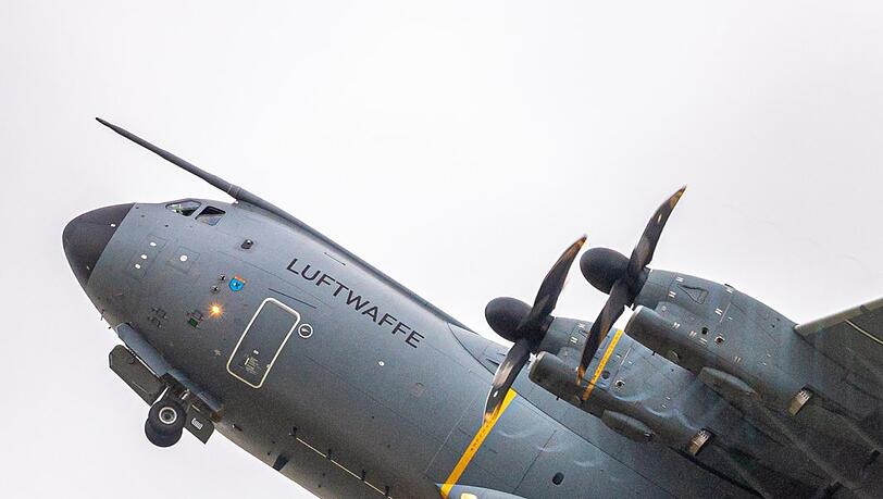 Eine Maschine der Luftwaffe hebt im niedersächsischen Wunstorf ab. Ihr Ziel: Kabul.