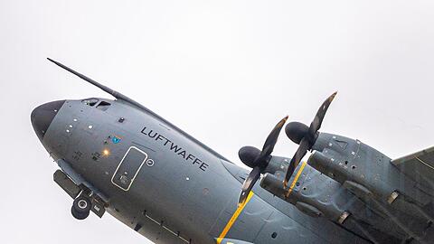 Eine Maschine der Luftwaffe hebt im niedersächsischen Wunstorf ab. Ihr Ziel: Kabul.