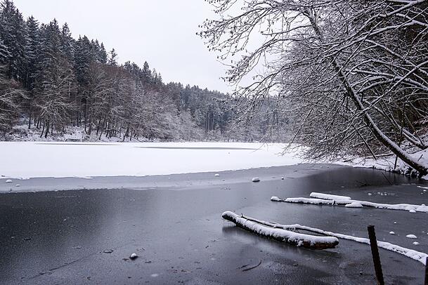 Der zugefrorene Thanninger Weiher. Der zugefrorene Thanninger Weiher.