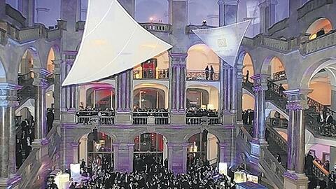 Ehrwürdiges Gebäude: Im Justizpalast am Stachus feiern die Gäste auf drei Stockwerken die &bdquo;Nacht der Medien&ldquo;. Fotos: Klaus Primke