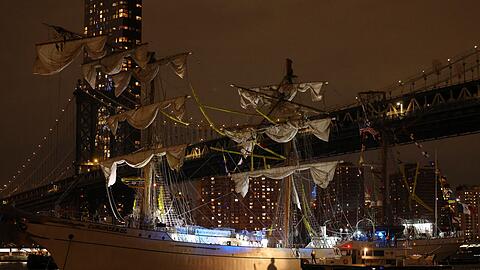 Bei der Kollision wurden unter anderem die Masten des Schiffes beschädigt.