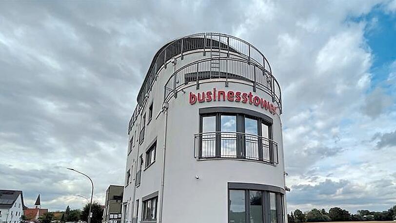 Der "Businesstower" in Ergolding. Hier sind neben anderen Firmen "Schindler Circle" (zweite Etage) und "The Grow" (dritte Etage) untergebracht. Der "Businesstower" in Ergolding. Hier sind neben anderen Firmen "Schindler Circle" (zweite Etage) und "The Grow" (dritte Etage) untergebracht.