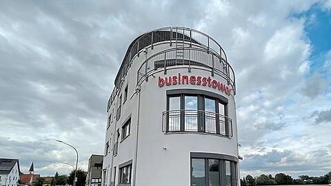 Der "Businesstower" in Ergolding. Hier sind neben anderen Firmen "Schindler Circle" (zweite Etage) und "The Grow" (dritte Etage) untergebracht.