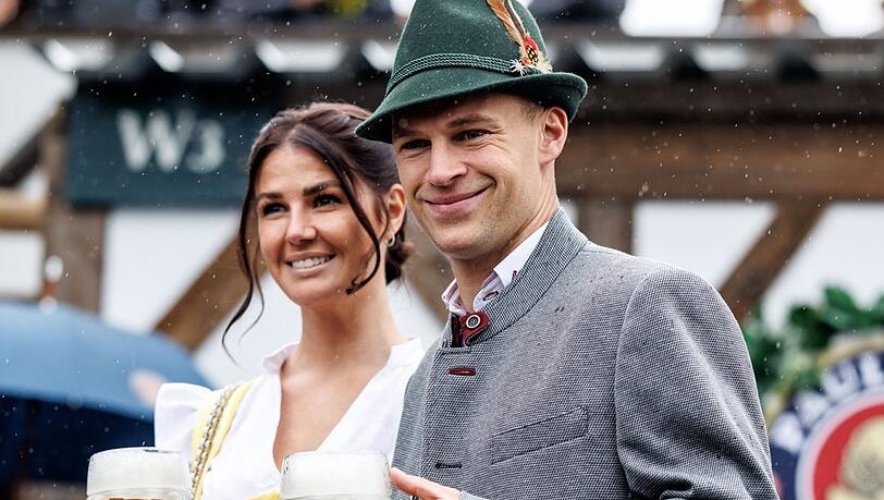 Bayern-Star Joshua Kimmich und seine Frau Lina heuer auf dem Oktoberfest: Das Paar hat nicht nur selbst vier Kinder, mit ihrer Stiftung setzen sie sich auch für benachteiligte Kinder und Jugendliche ein. Bayern-Star Joshua Kimmich und seine Frau Lina heuer auf dem Oktoberfest: Das Paar hat nicht nur selbst vier Kinder, mit ihrer Stiftung setzen sie sich auch für benachteiligte Kinder und Jugendliche ein.