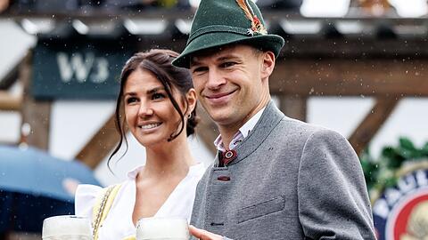 Bayern-Star Joshua Kimmich und seine Frau Lina heuer auf dem Oktoberfest: Das Paar hat nicht nur selbst vier Kinder, mit ihrer Stiftung setzen sie sich auch für benachteiligte Kinder und Jugendliche ein.