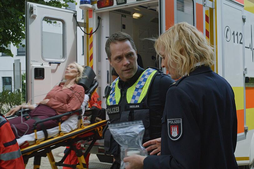 Polizeir&auml;tin Melanie Hansen (Sanna Englund, rechts) und ihr Team nehmen nach dem Zusammenbruch einer Fernsehmoderatorin die Ermittlungen auf.