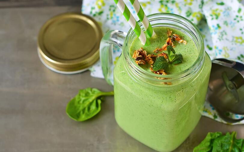 Frischen Gr&uuml;nkohl, Spinat, Minze, Avocado, Kokosnuss, eine Banane und ein kleines St&uuml;ck Ingwer sowie nach Geschmack Kokosmilch mixen. Mit frischen Minzbl&auml;ttern und Kokosraspeln garnieren. Fertig ist das gesunde Mittagessen to go!