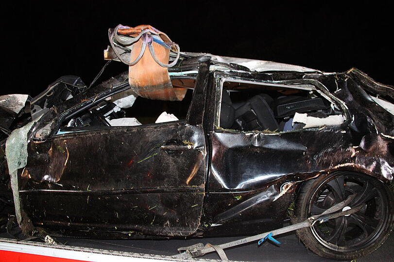 Tragischer Verkehrsunfall bei Attel: Ein 18-Jähriger kam von der B15 ab, prallte gegen die Leitplanke und kam bei dem Unfall ums Leben. Die Bilder vom Unfallort.