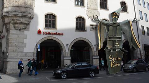Die Stadtsparkasse im Tal.