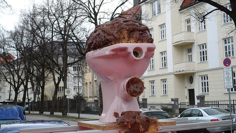 Na ja, ganz schön sch.... Die rosa Kloschüssel quillt heftig über.