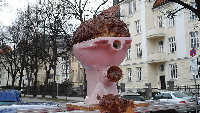 Na ja, ganz schön sch.... Die rosa Kloschüssel quillt heftig über. Na ja, ganz schön sch.... Die rosa Kloschüssel quillt heftig über.