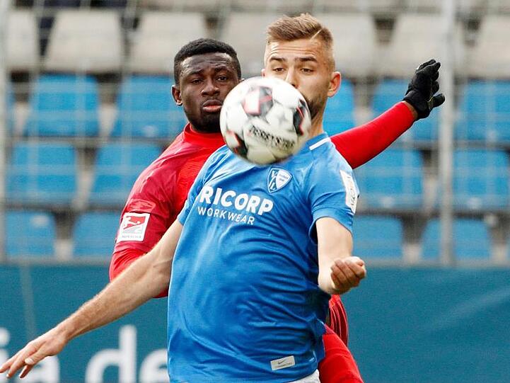 Bochums Lukas Hinterseer (r) und Paderborns Jamilu Collins kämpfen um den Ball.