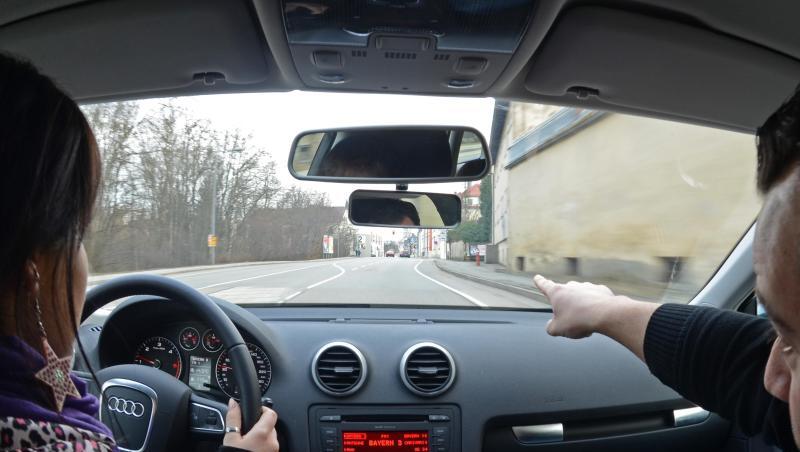 Eine Fahrschülerin sitzt in einem Auto neben ihrem Fahrlehrer. Foto: Armin Weigel/Archiv Eine Fahrschülerin sitzt in einem Auto neben ihrem Fahrlehrer. Foto: Armin Weigel/Archiv