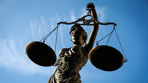Eine Statue der Justitia hält als Symbol eine Waage in ihrer Hand. (Symbolbild)