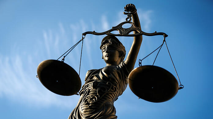Eine Statue der Justitia hält als Symbol eine Waage in ihrer Hand. (Symbolbild)