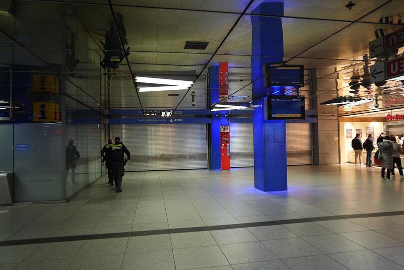 Auch die Eingänge zur U3 und U6 an der Münchner Freiheit sind geschlossen.