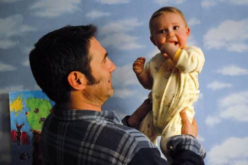 Sergi Lopez mit einem Baby, das fliegen lernt in François Ozons Film &bdquo;Ricky&ldquo;.