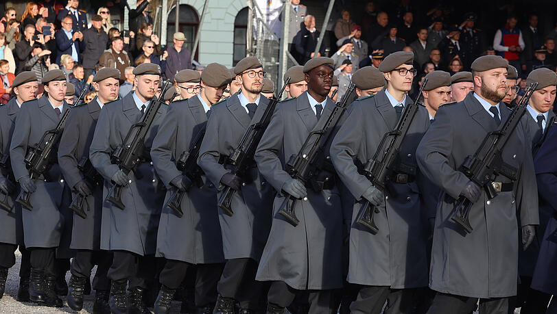 Rekruten bei der öffentlichen Vereidigung am Mariahilfplatz.