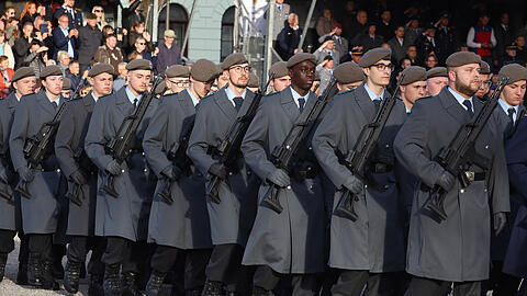 Rekruten bei der öffentlichen Vereidigung am Mariahilfplatz.