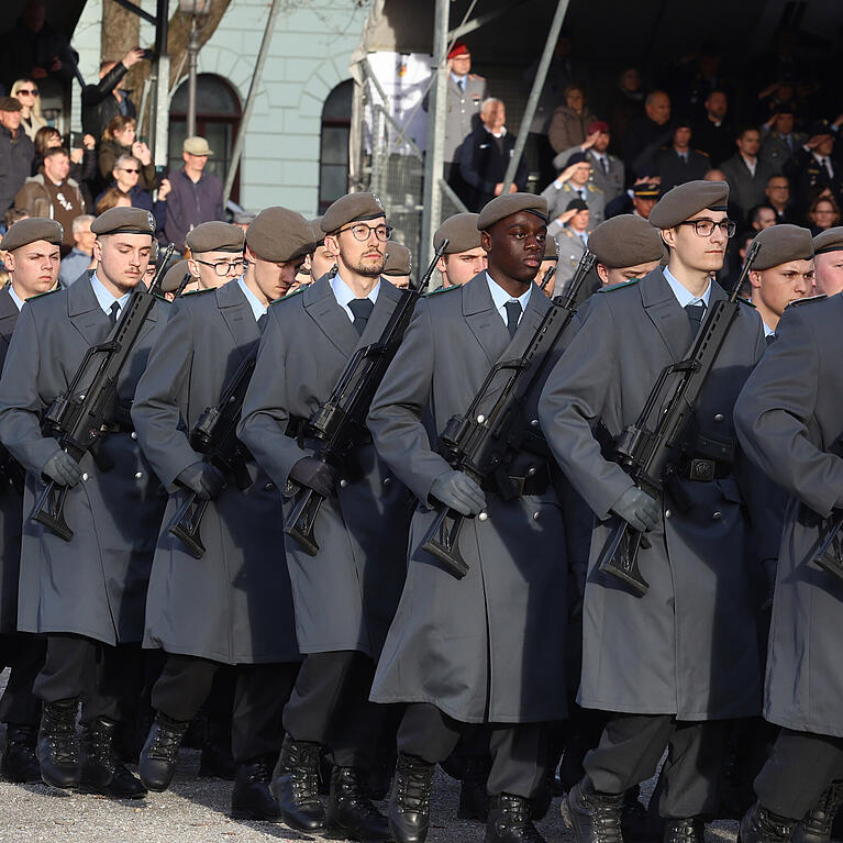 Rekruten bei der öffentlichen Vereidigung am Mariahilfplatz.
