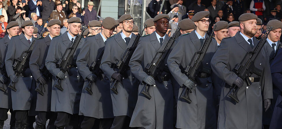 Rekruten bei der öffentlichen Vereidigung am Mariahilfplatz.