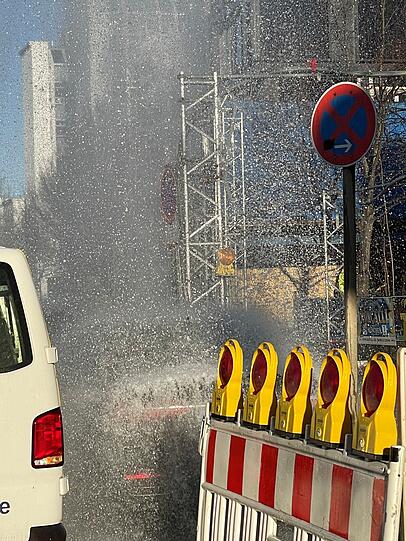 Bei den überraschenden Wasserspielen kam niemand zu Schaden, auch der Verkehr floss reibungslos weiter. Bei den überraschenden Wasserspielen kam niemand zu Schaden, auch der Verkehr floss reibungslos weiter.