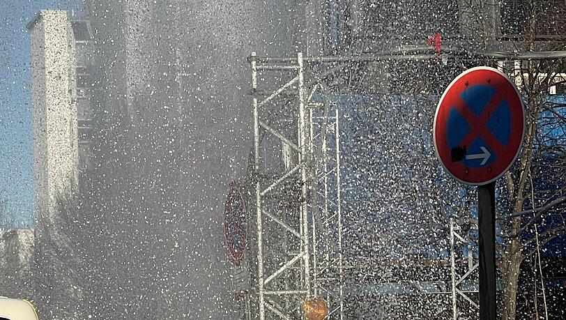 Bei den überraschenden Wasserspielen kam niemand zu Schaden, auch der Verkehr floss reibungslos weiter. Bei den überraschenden Wasserspielen kam niemand zu Schaden, auch der Verkehr floss reibungslos weiter.