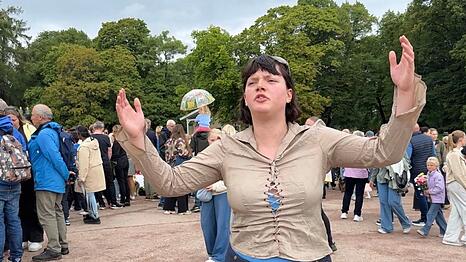 Sonya Lii Nome Barlow singt auf dem Schlossplatz ein Lied zu Ehren von Harald V.