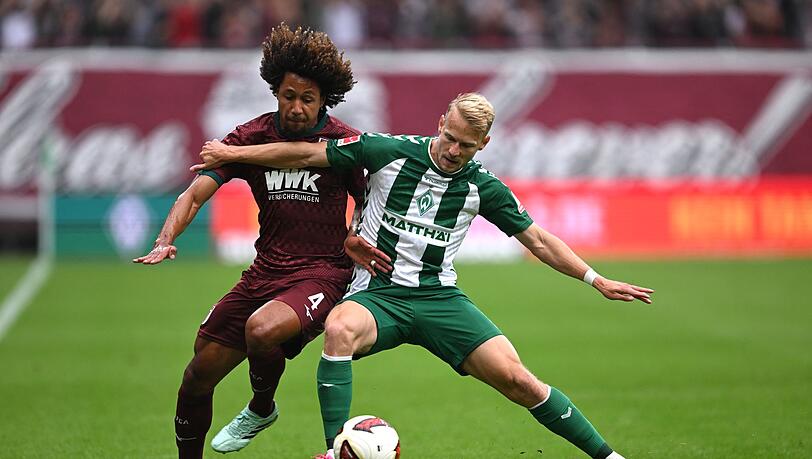 Im Zweikampf: Han-Noah Massengo vom FC Augsburg (l) und der Bremer Marco Gr&uuml;ll.