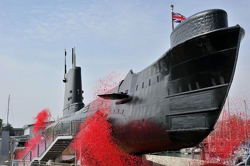 Rotes Konfetti rieselt von der HMS Alliance, dem letzten erhaltenen U-Boot der britischen Navy aus dem zweiten Weltkrieg. Der Stahlriese wurde für rund sieben Millionen Pfund restauriert und steht im "Royal Navy Submarine Museum" in Gosport.