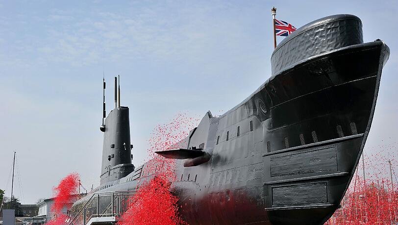 Rotes Konfetti rieselt von der HMS Alliance, dem letzten erhaltenen U-Boot der britischen Navy aus dem zweiten Weltkrieg. Der Stahlriese wurde für rund sieben Millionen Pfund restauriert und steht im "Royal Navy Submarine Museum" in Gosport. Rotes Konfetti rieselt von der HMS Alliance, dem letzten erhaltenen U-Boot der britischen Navy aus dem zweiten Weltkrieg. Der Stahlriese wurde für rund sieben Millionen Pfund restauriert und steht im "Royal Navy Submarine Museum" in Gosport.
