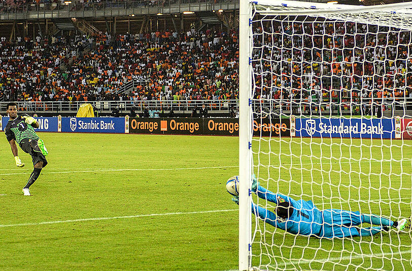 Die Elfenbeinküste schlägt Ghana im Finale des Afrika Cups sensationell mit 9:8 nach Elfmeterschießen. Keeper Boubacar Barry wird zum Nationalheld und darf sich von seinen Kollegen feiern lassen, Ghana trauert nach der Pleite.