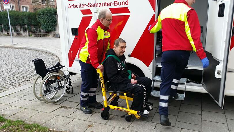 Dieser Mann wird von Rettungskräften aus seiner Wohnung gebracht.