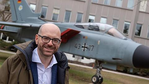 Thomas Pretzl, Betriebsratschef bei Airbus Defence and Space, steht vor dem Kampfflugzeug "Tornado". Foto: Peter Kneffel/dpa