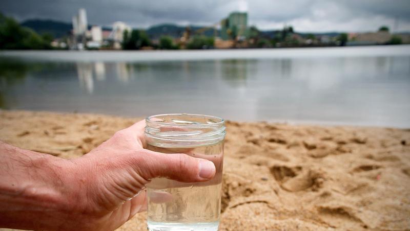Ein Glas mit Wasser aus dem Sander Baggersee: Nahezu alle Badeseen in Bayern haben eine gute oder sehr gute Wasserqualität. Ein Glas mit Wasser aus dem Sander Baggersee: Nahezu alle Badeseen in Bayern haben eine gute oder sehr gute Wasserqualität.