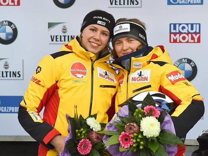 Stephanie Schneider (r) und Anschieberin Kira Lipperheide (l) freuen sich über ihren ersten Platz.